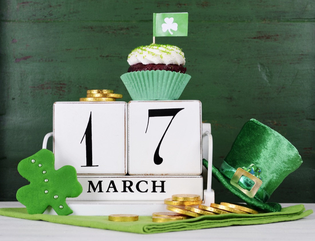 Happy-St-Patricks-Day-cupcake-hat-calendar