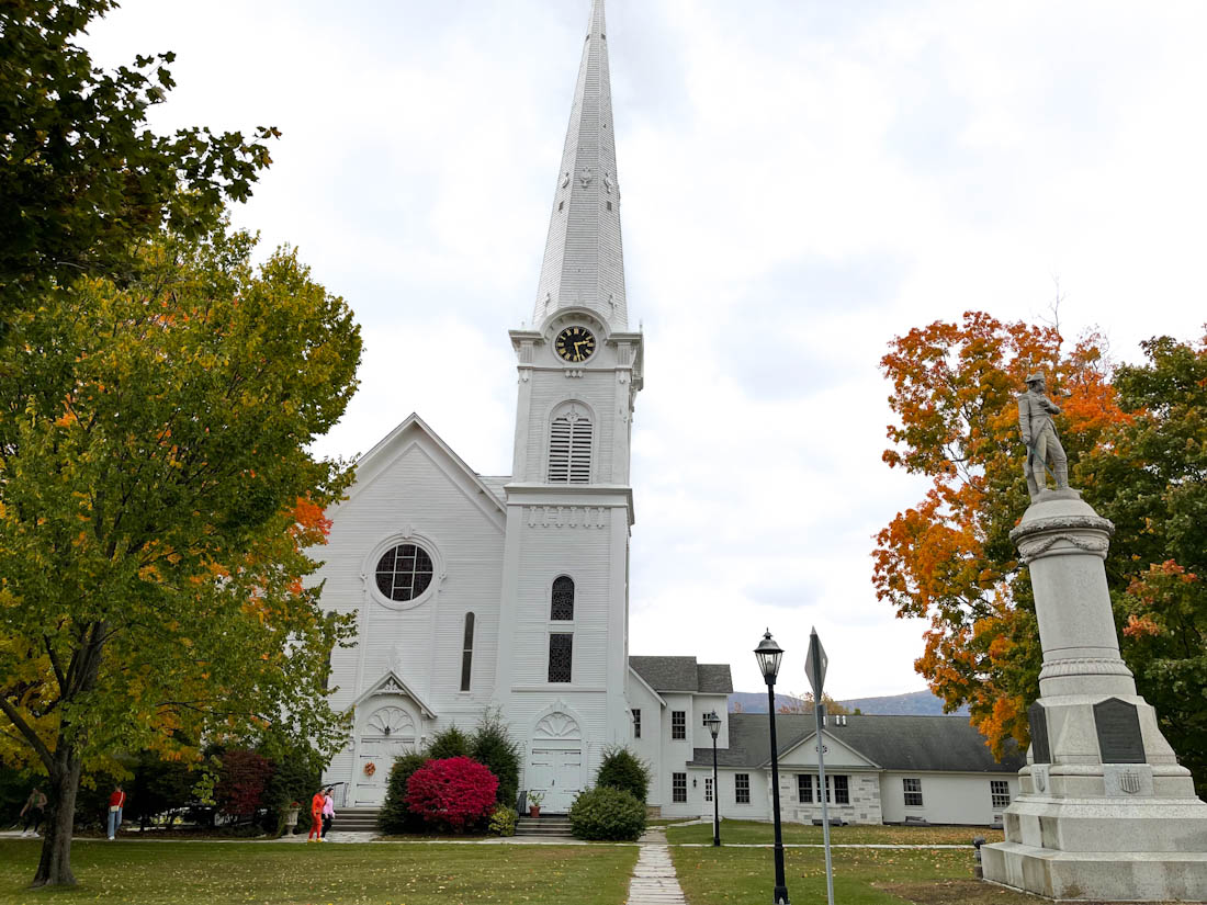 Fall colors frame the Vermont the First Congregational Church of Manchester