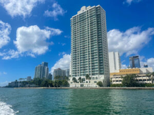 Skyscaper surrounded by Biscayne Bay on Brickell Key in Miaim