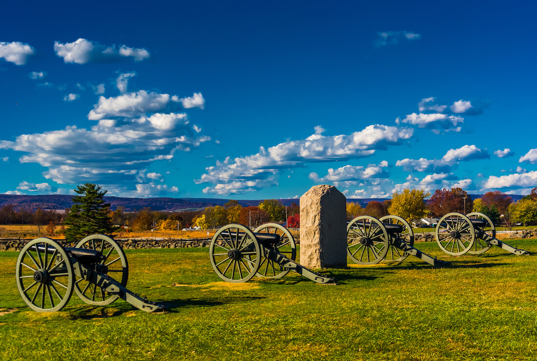 Cannons and a monument at Gettysburg Battlefield, Pennsylvania