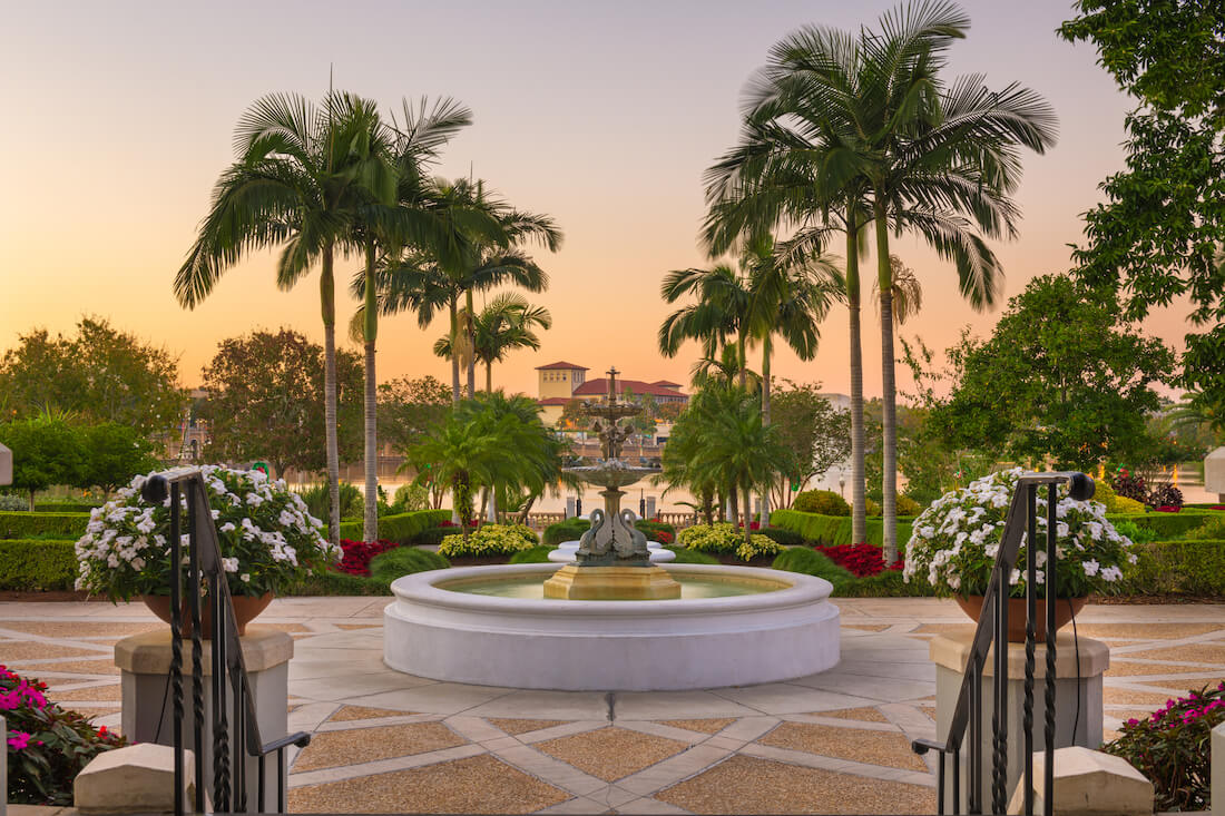 Lakeland, Florida, USA Hollis Gardens at dusk